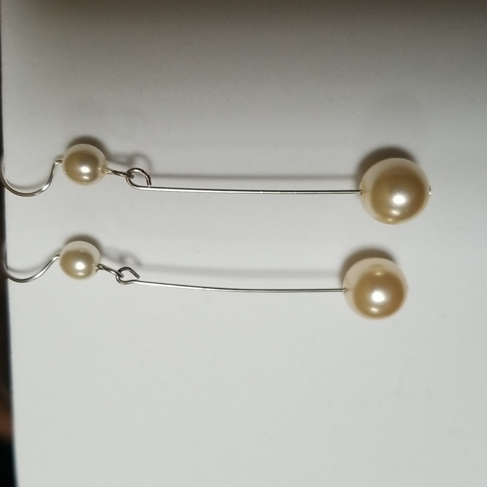 Classy Pearl Dangle Earrings. Hypoallergenic. #000032